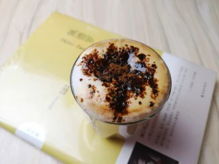 快手榛果拿铁,或者在面上撒上黑糖。