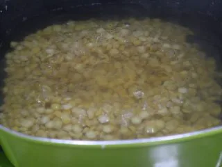 老北京小吃之“豌豆黄”,泡好的豌豆加4倍的水,大火烧开5分钟。