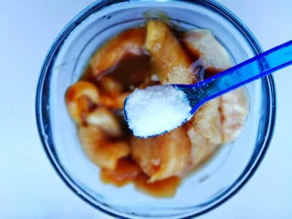 蜜汁香煎鸡胸肉,一小勺盐。