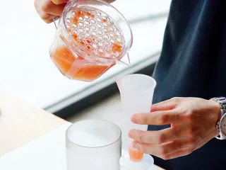 夏日红柚季！比基尼少女的鸡尾酒,将200ml的红西柚汁倒入雪克杯内