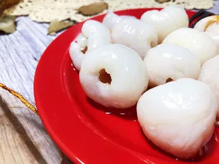 荔枝罐头➕ 玉雪肌肤罩绛纱,这道荔枝罐头,做法简单,安全健康,荔枝肉清甜可口,太好吃了。喜欢的小伙伴们快来试试看吧😄