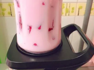 顺滑牛奶火龙果,接入料理机准备榨啦