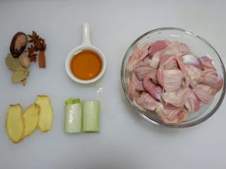 香辣凉拌鸡胗,准备食材。