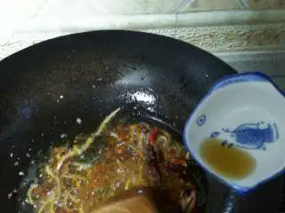 #烟台特色小吃，酱爆海蚍蛴#,把豆瓣酱翻炒出香味后在把料酒到锅里