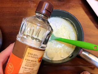 水果之王《榴莲雪糕》【冷饮甜点】,最后放入玉米糖浆。