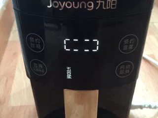 花生红枣豆浆,豆浆机插好电源，选择“五谷浆”功能键即可！