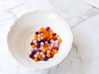 牛奶咖啡果冻,将芋圆控干水分后放入碗中