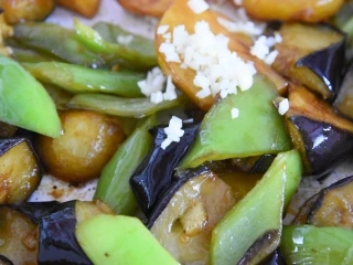 地三鲜的家常做法，超级无敌下饭菜！,炒至色泽鲜亮后，倒入蒜末，关火炒匀即可