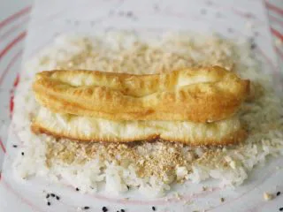 武汉小吃 糯米包油条,放上一根炸好的油条。