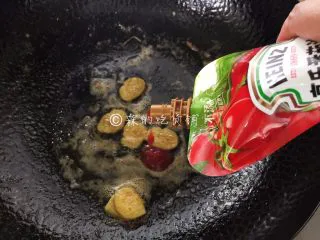 酸酸甜甜滴茄汁大虾,随后放入番茄沙司。