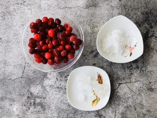 蔓越莓大果粒,先把需要的食材提前称重准备好。