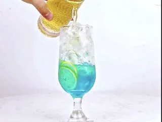 微醺解暑不易醉，一支细腻的饮品，比香槟还好喝！,沿冰块倒入茉莉绿茶茶汤