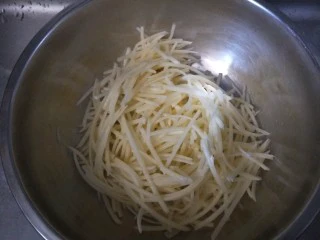 山西小吃炒不烂子,土豆去皮洗干净擦丝。