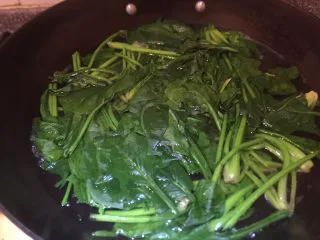 乡味~重庆小吃红油抄手,这会儿烧开水烫菠菜了。当然菠菜要提前洗净的。