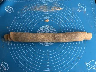 老北京驴打滚,将面片自下而上卷起