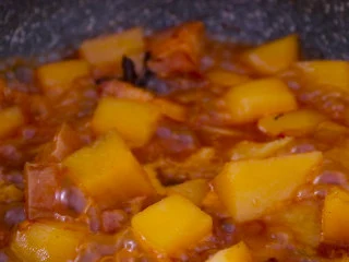 五花肉烧土豆,25分钟后加入辣椒 盐 鸡精 翻炒均匀