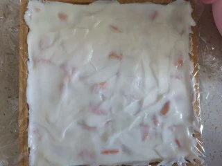 厚切芒果酸奶,用勺子把表面抹平