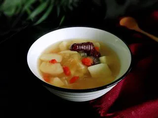 马蹄银耳红枣汤,打开锅盖,一股甜蜜芳香扑鼻而来,晶莹剔透的汤汁,红润饱满的大枣,充满了诱惑。(不加冰糖也可以)