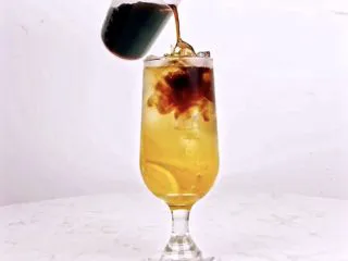 你爱我还是“它”，让你无限热爱的果咖向你奔来,倒入咖啡液