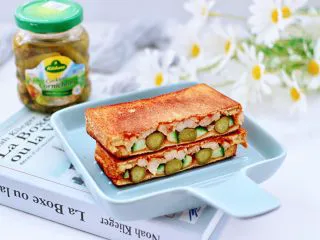 风味酸黄瓜鸡肉热压三明治,成品