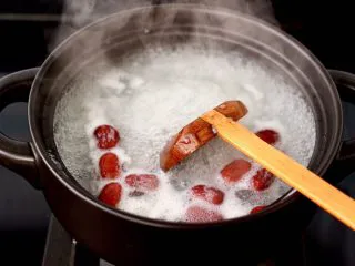 金燕耳金桔桂圆羹,大火煮沸后转小火慢慢炖煮至。