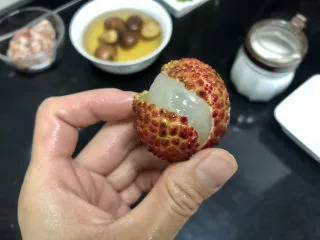 荔枝罐头➕ 玉雪肌肤罩绛纱,用手用力一捏,荔枝就开口了,很方便就剥出荔枝肉