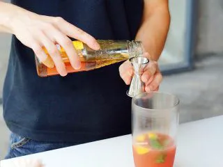 夏日红柚季！比基尼少女的鸡尾酒,加入30ml的蜂蜜到雪克杯中