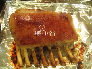 盐焗风味烤羊排,腌好后送入预热好175℃的烤箱中上层。每半个小时翻面，总共烤1个半小时