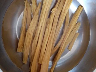 红烧鸡腿焖腐竹,腐竹提前用温水泡发