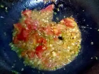 辣番茄风味汤面,锅中添油，葱、姜、蒜、香芹倒入，西红柿倒入翻炒，加一点勾芡。（或者清水，或者正在煮面的面汤）