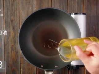 萝卜干炒腊肉-经典不衰的腊味美食,锅中倒入适量食用油