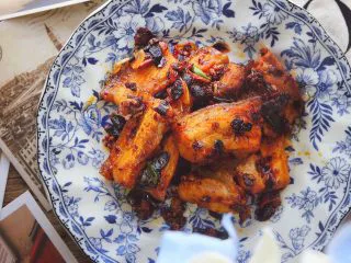 香辣过瘾 十分钟无油版 回锅肉,成品色泽红亮 香辣过瘾 肉质q弹 