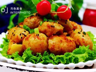 烧烤风味的香煎孜然小土豆,铛铛铛，香气扑鼻又颜值担当的风味香煎小土豆完美出锅咯；