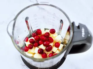苹果蔓越莓奶昔,再放入洗净的蔓越莓。