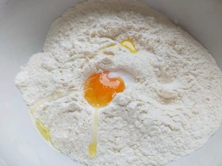 手擀面 北京特色小吃 炸酱面,加拿大小麦粉加入一个鸡蛋,盐适量。