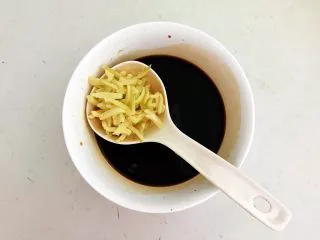 私房菜 密制酸辣鸡爪,加入姜丝