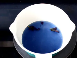 蓝蝴蝶奶冻西米露,现在做水晶果冻，锅中倒入纯净水烧开变色后。