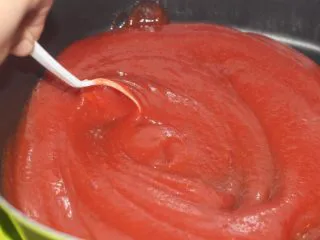 老北京小吃之“山楂糕”,小火不停的搅拌,因为糖多不搅拌容易糊。