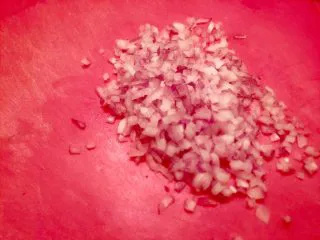 乡味~重庆小吃红油抄手,在切成小丁。