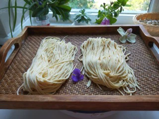 手擀面 北京特色小吃 炸酱面,面条就做好了。