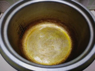 健康电饭锅蛋糕,电饭锅加热，锅底和锅壁涂抹少许植物油