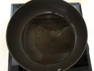 开胃小菜 老醋花生,锅里加入2勺大豆色拉油