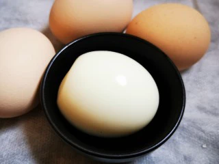 土鸡蛋桂圆枸杞红枣茶,清水煮鸡蛋7-8分钟,捞起过凉水,去壳备用