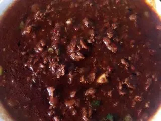 大新疆风味炸酱面 ,汤汁儿浓稠之后，加入葱末儿，然后就出锅啦～（注意了，这个酱不用加盐啊味精啊鸡精啊糖啊什么的了，因为这些东西在咱们加的3种酱里已经有了，再加就过了～）