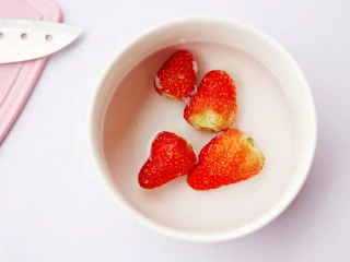 少女风的草莓牛奶冻,等待牛奶晾凉的同时，将草莓清洗干净。