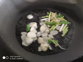 香辣粉丝包菜,炒锅油热，放入葱姜蒜爆香。