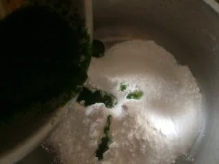 双色果蔬芋圆,趁热将菠菜汁倒入剩下的木薯粉中;