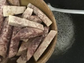 潮汕甜点简单做,反沙芋头,这时倒入炸好的芋头。翻炒几下,关火。