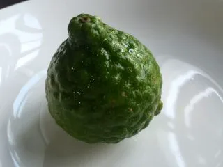 泰式青咖喱酱·东南亚风味,这个是箭叶橙,又称泰国柠檬,外皮长满疙瘩其独特的香气闻后非常让人难忘,甚至其被称为东南亚的味道。