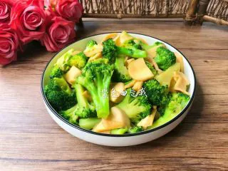 杏鲍菇炒西兰花,成品图二